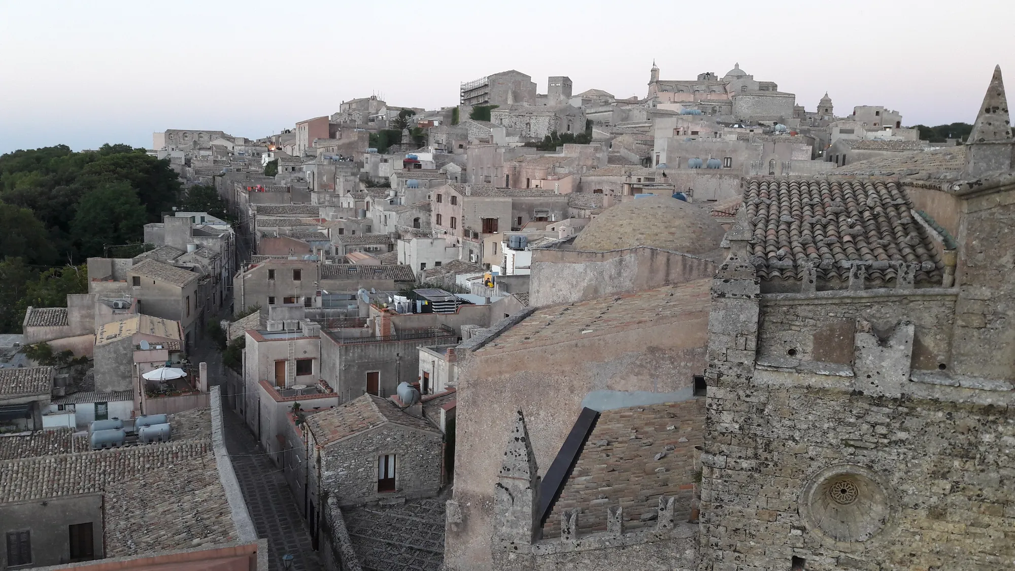 Tetti e strade in pietra del borgo di Erice
