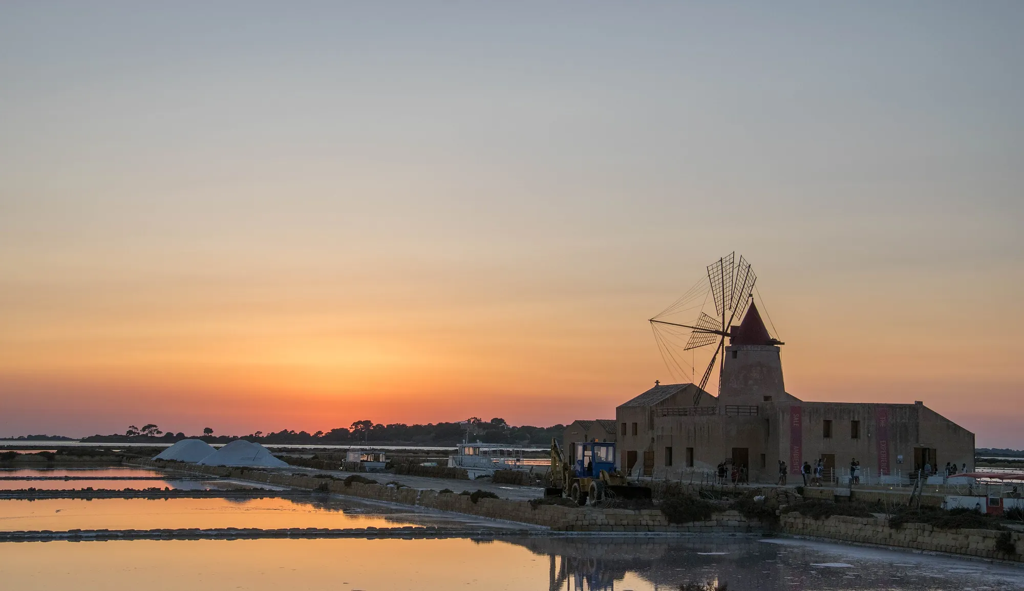 Mulino e vasche delle saline di Marsala al tramonto
