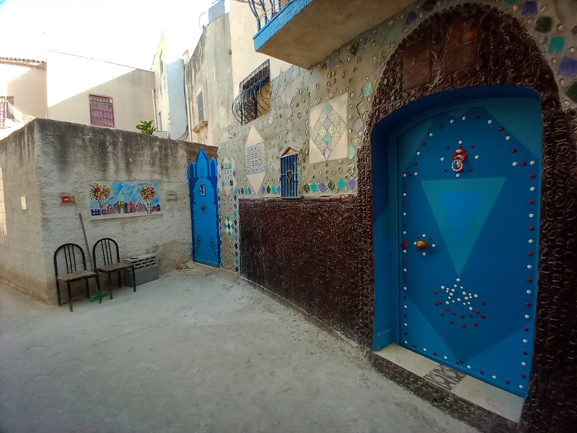 Porta blu e decorazioni nella Kasbah di Mazara del Vallo