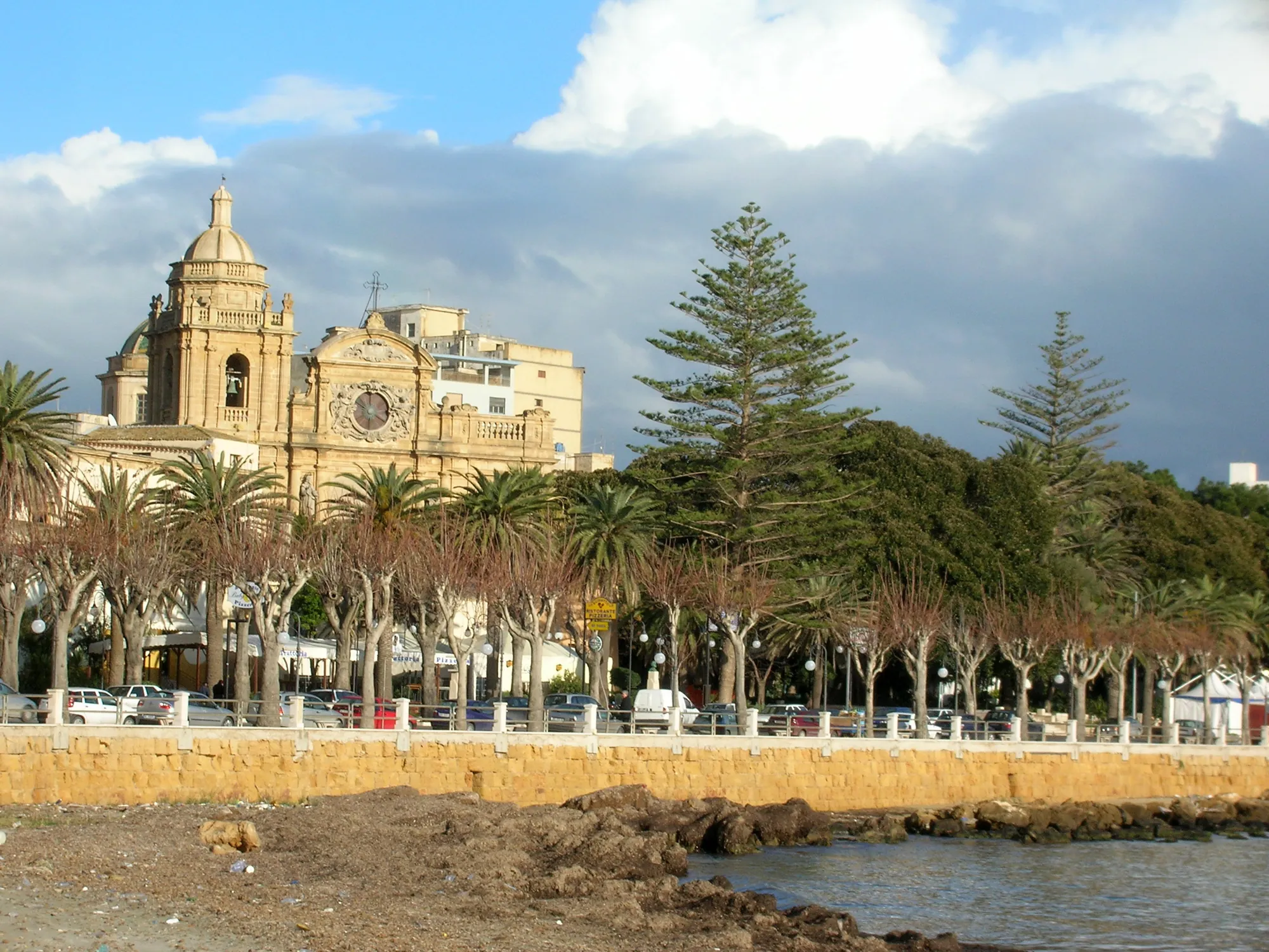 Lungomare di Mazara del Vallo con la cattedrale sullo sfondo