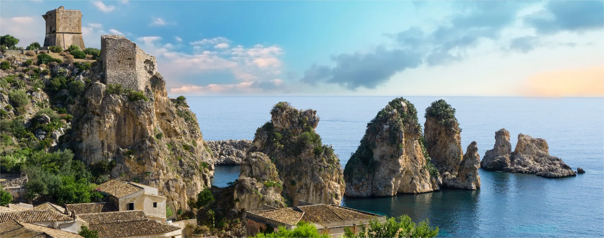 I faraglioni e l'antica tonnara di Scopello affacciati sul mare